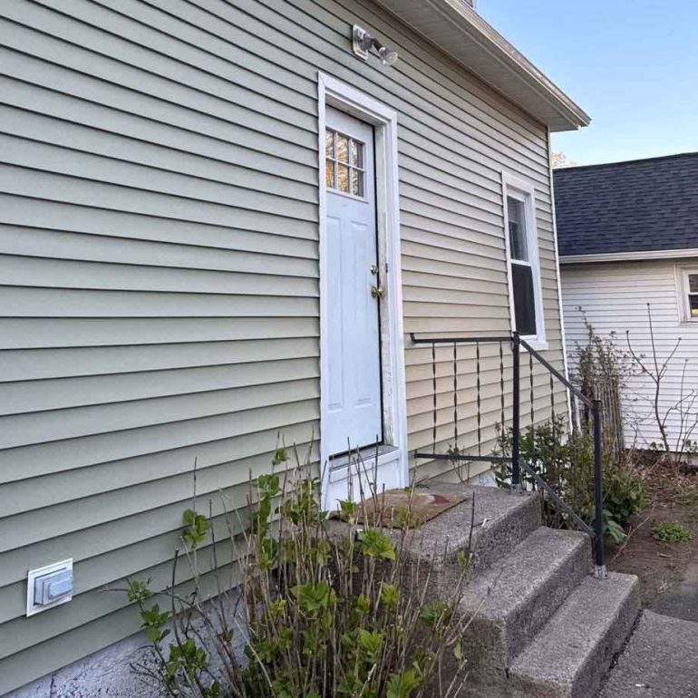 The Best Way to Clean Vinyl Siding