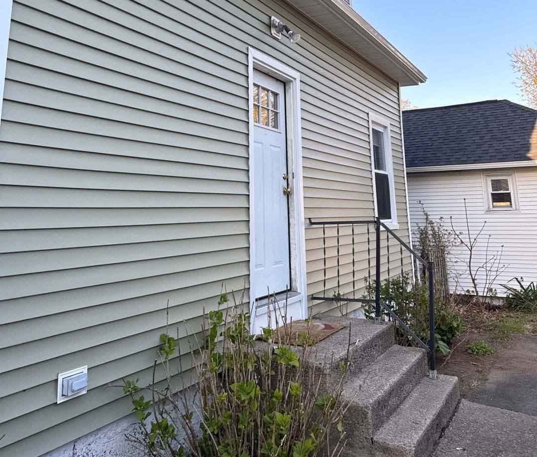 The Best Way to Clean Vinyl Siding